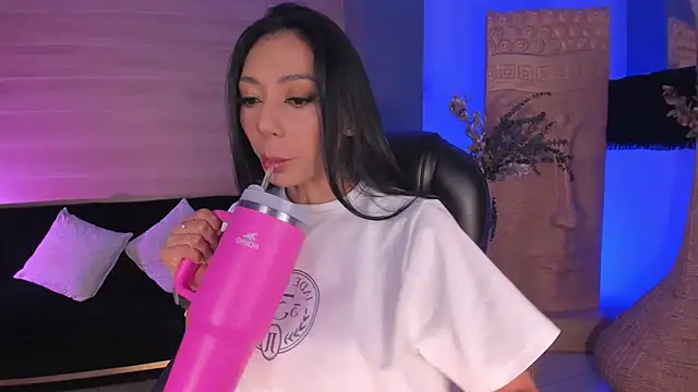 LizzHamilton   online show from September 24, 2025, 9:51 pm