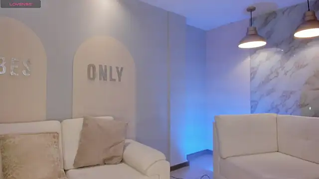 LizzHamilton   online show from November 2, 2025, 4:09 pm