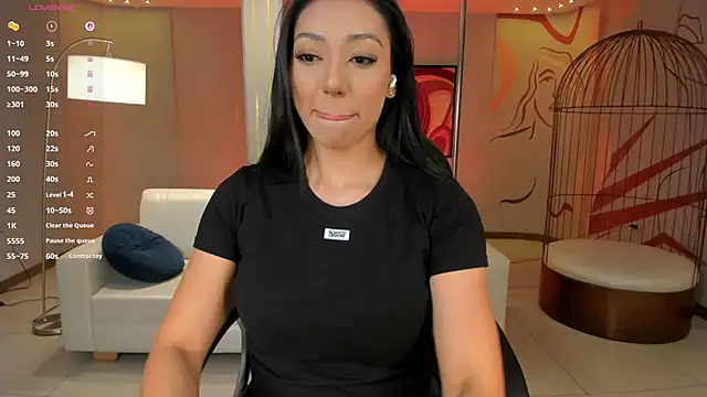 LizzHamilton   online show from November 14, 2025, 9:46 pm