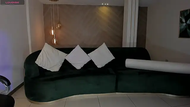 LizzHamilton   online show from December 17, 2025, 5:41 pm