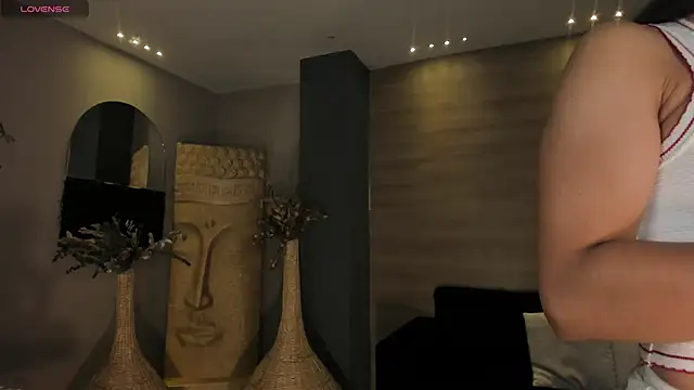 LizzHamilton   online show from December 19, 2025, 9:33 pm