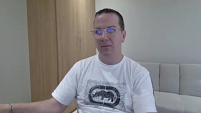 BrettJ81 online show from November 30, 2025, 2:32 pm