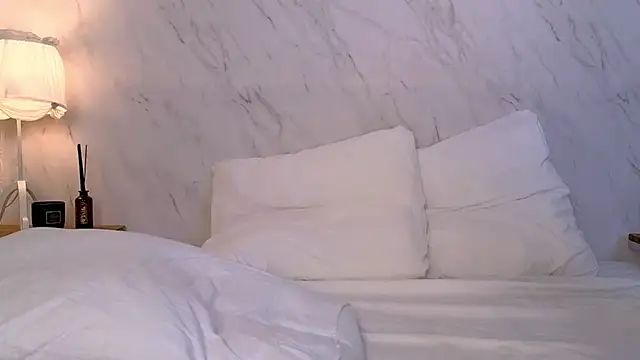 LOLALEWIS online show from January 8, 2026, 3:53 am