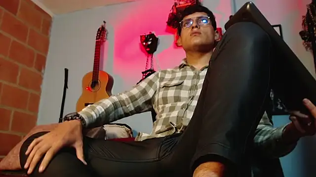 dom2travelersss online show from September 15, 2025, 2:06 pm