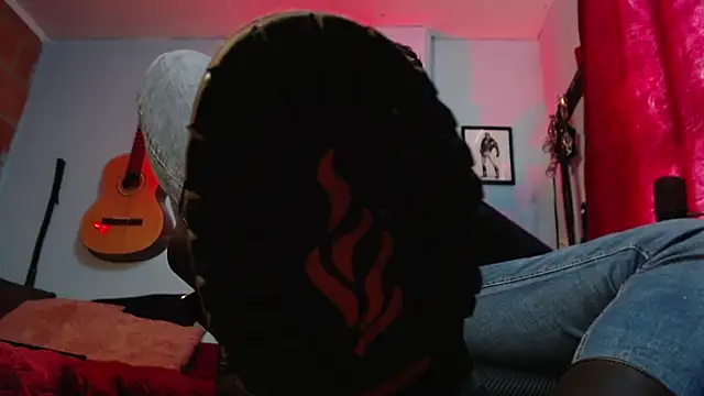 dom2travelersss online show from September 18, 2025, 9:06 pm