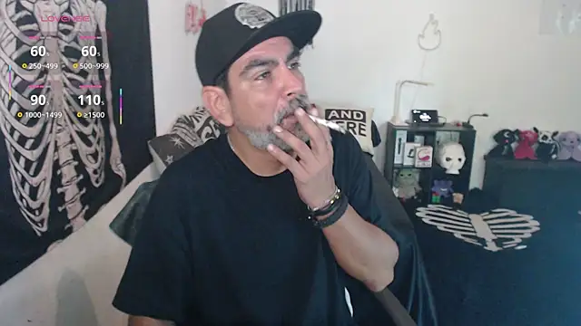soyelcarlitos  online show from June 15, 2026, 10:01 pm
