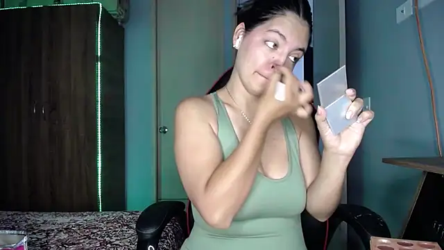 Snapshot of susan_smith18 chatting on December 1, 2025, 4:01 pm susan smith18 online show from December 1, 2025, 4:01 pm